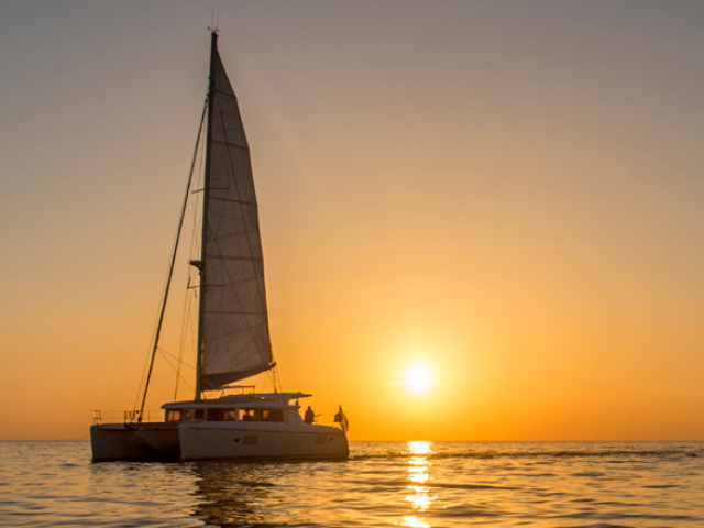 catamaran-sunset-oia